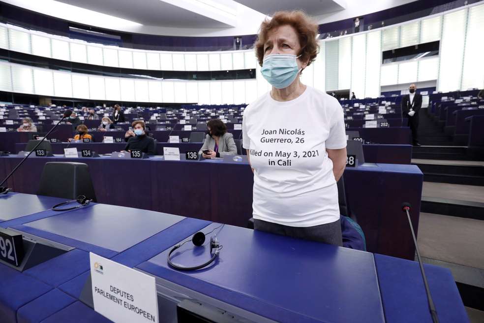 Una eurodiputada viste una camiseta para recordar a Joan Nicolás Guerrero mientras el presidente Iván Duque Márquez pronuncia un discurso durante una sesión plenaria del Parlamento Europeo en Estrasburgo, Francia.