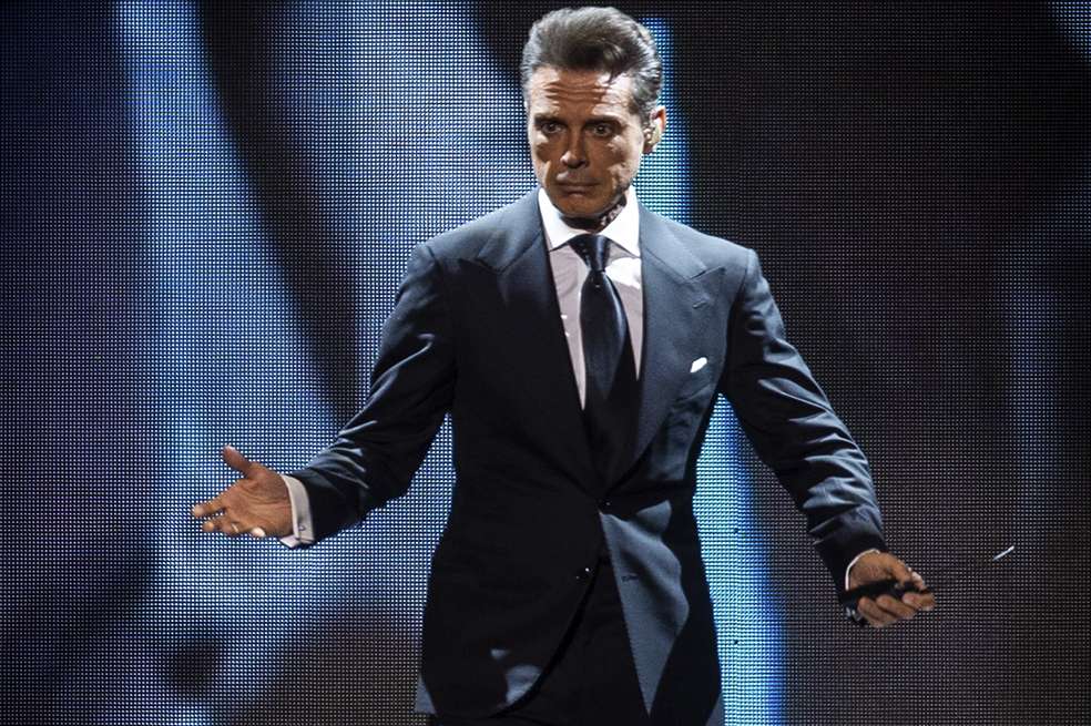 Luis Miguel habría usado un doble en concierto. Periodista asegura que no cantó