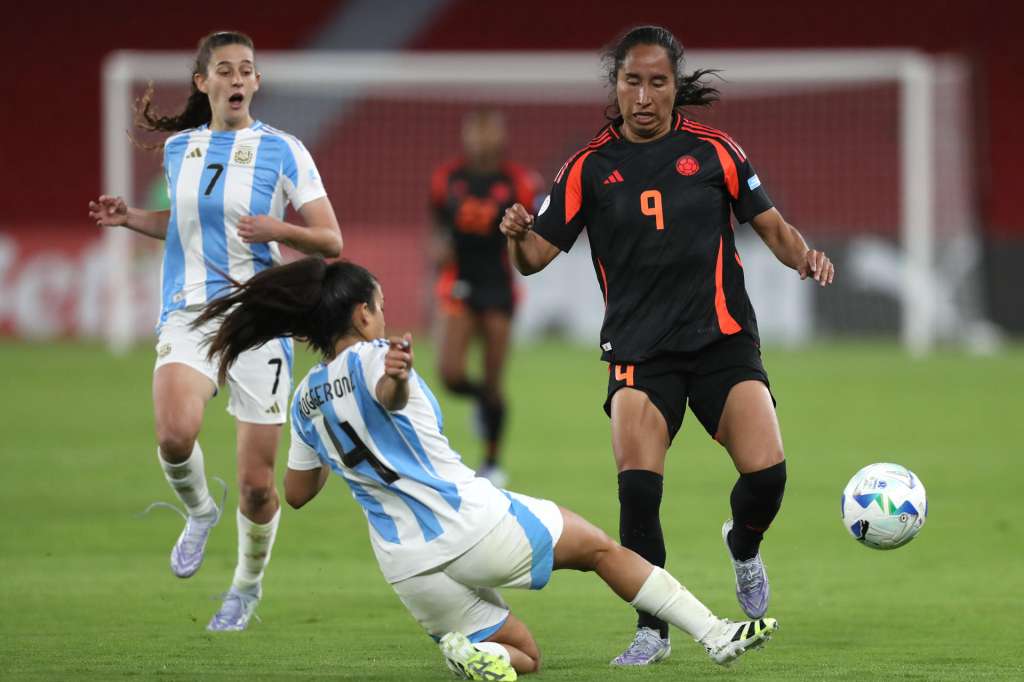 AMDEP9113. QUITO (ECUADOR), 28/07/2025.- Catalina Sarmiento (i) de Argentina disputa el balón con Mayra Ramírez de Colombia este lunes, en un partido de las semifinales de la Copa América Femenina entre Argentina y Colombia en el estadio Rodrigo Paz Delgado en Quito (Ecuador). EFE/ Jóse Jácome