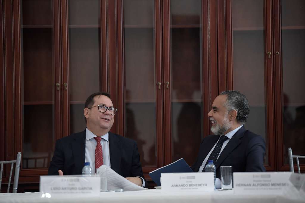 Javier Andres Baquero Maldonado, viceministro del Ministerio de Defensa Nacional; Lidio García Turbay, presidente del Senado y Armando Alberto Benedetti, ministro del Interior, en la reunión entre el gobierno y el congreso para trazar rutas de protección que frenen los ataques a líderes políticos de cara a las elecciones 2026.
