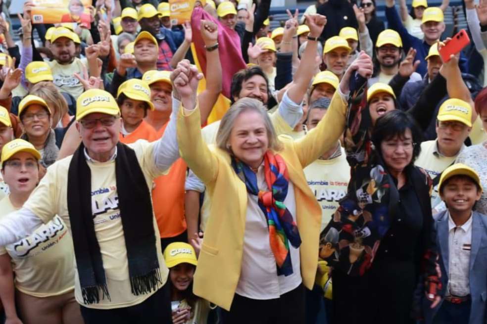 La senadora Clara López anunció a María Consuelo del Río (der.) como su fórmula a la Vicepresidencia.