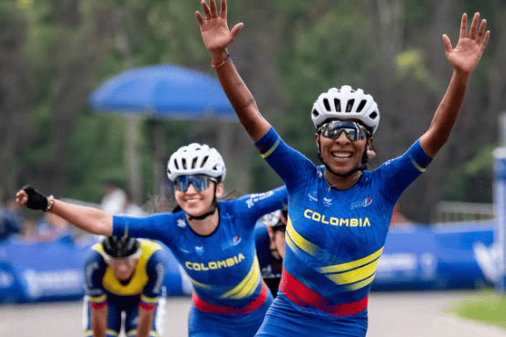 Yicel Camila Giraldo (izq.) y Luz Karime Garzón, cruzando la meta.
