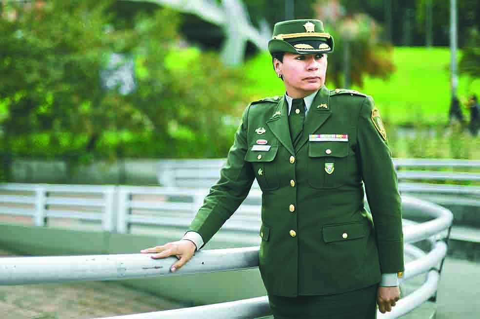 Sandra Mora fue destituida en 2000 y once años después logró que la reintegraran. Acaba de ser ascendida a teniente coronel. /Cristian Garavito - El Espectador