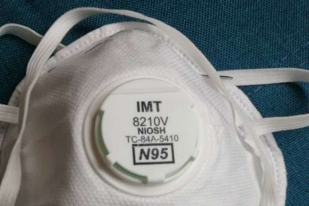 Primero se fijó en el número inscrito en la válvula: TC-84A-5410. Ese se supone que es el número de certificación NIOSH, la marca que certificael estándar de calidad de ese tipo de máscaras. Al revisar en la página de NIOSH comprobó su intuición. El número no correspondía a ninguna marca IMT sino a máscaras de la compañía 3M.