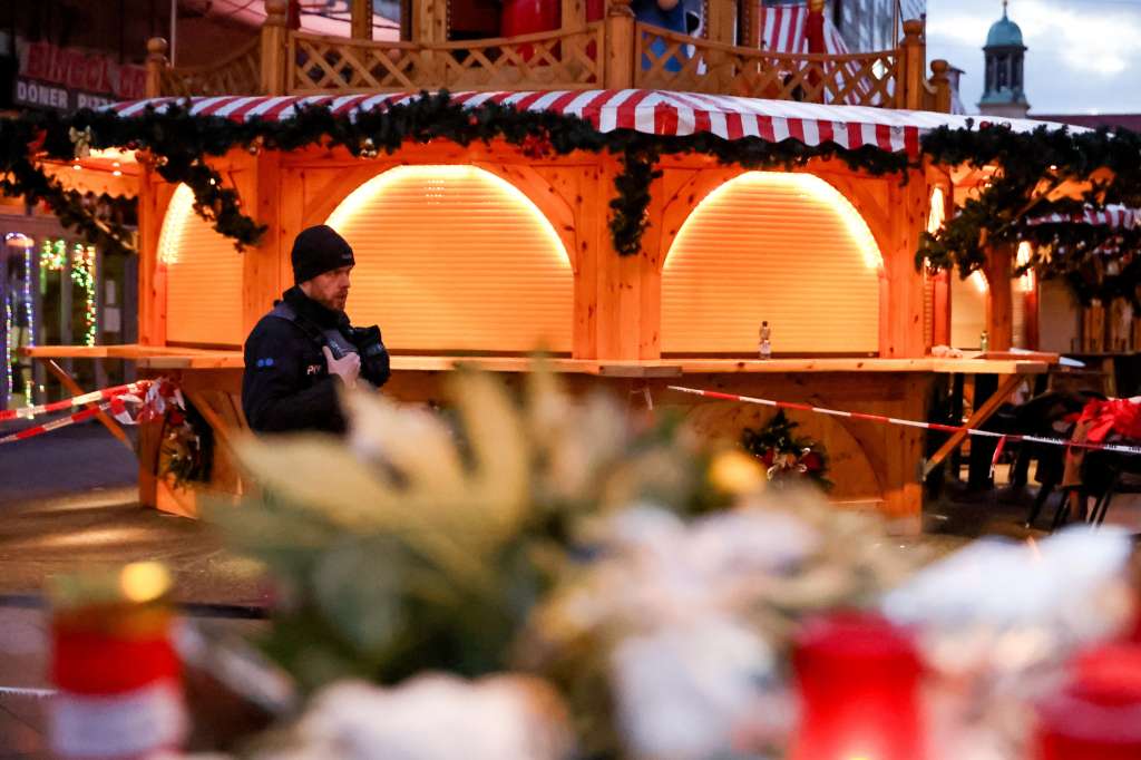 Berlin (Germany), 22/12/2024.- A police officer patrols next to the Christmas market in Magdeburg, Germany, 22 December 2024. According to Saxony-Anhalt State Premier Haseloff, five people were confirmed dead and at least 200 were injured, after a car was driven into a crowd at Magdeburg's Christmas market on 20 December. The suspect, a Saudi national, was taken into custody. (Alemania, Magdeburgo) EFE/EPA/FILIP SINGER