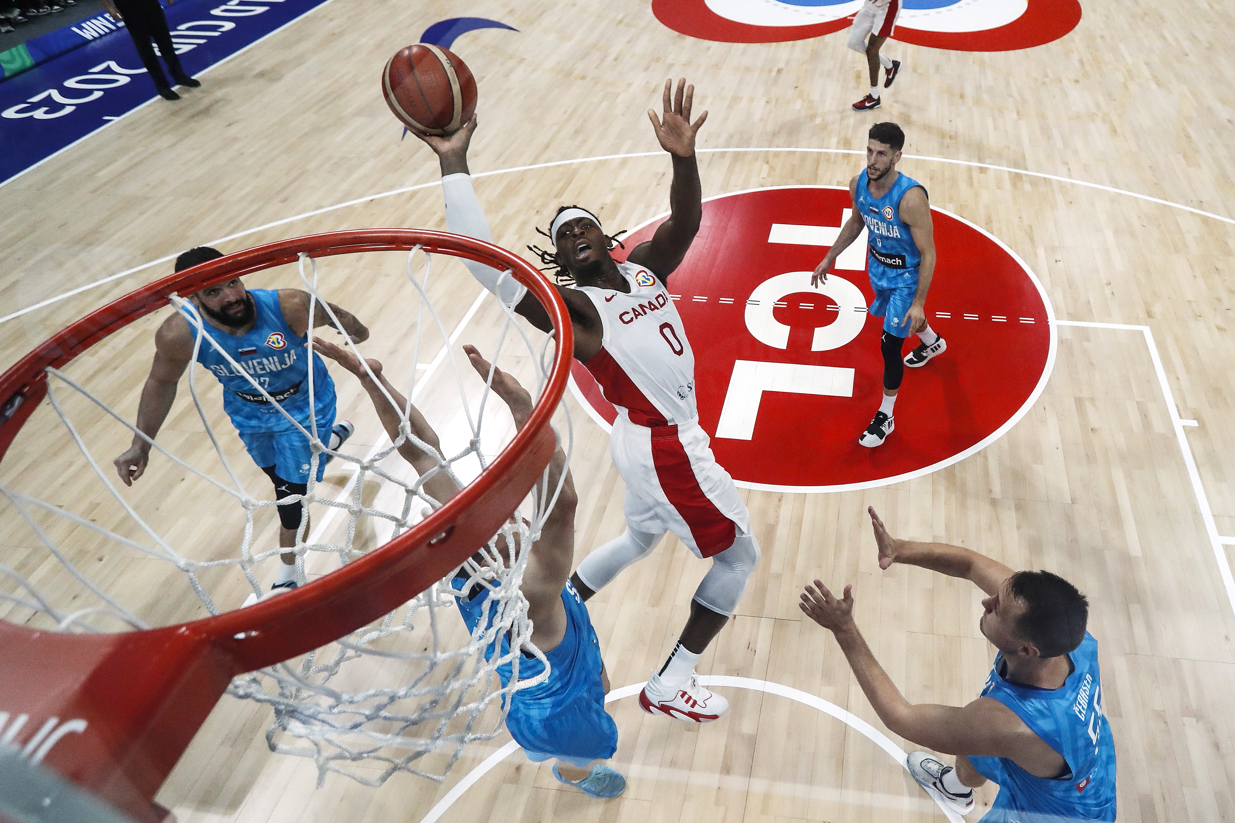 Manila (Philippines), 06/09/2023.- Luguentz Dort (C) of Canada shoots the ball during the FIBA Basketball World Cup quarterfinal game between Germany and Latvia in Manila, Philippines, 05 September 2023. (Baloncesto, Alemania, Letonia, Filipinas, Eslovenia) EFE/EPA/Yong Teck Lim / POOL