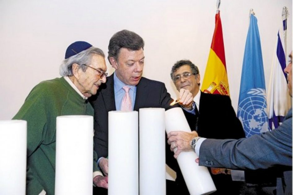 El El presidente Juan Manuel Santos junto a Jacobo Brod (izq.), en la exposición 'Shoa: Memoria y legado del Holocausto', en Bogotá en 2011. Brod falleció tres años después. / Presidencia