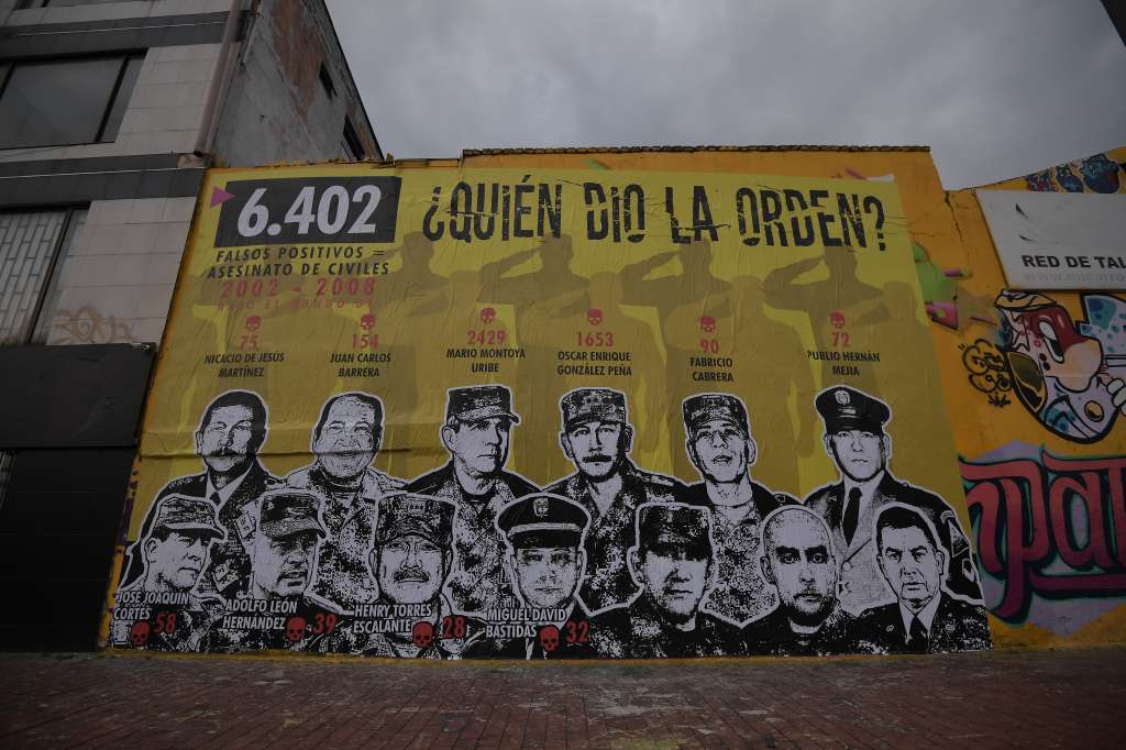 Víctimas de Falsos Positivos instalaron una vez más el mural  "¿Quién dio la orden?", el cual fue censurado y borrado por militares la primera vez.