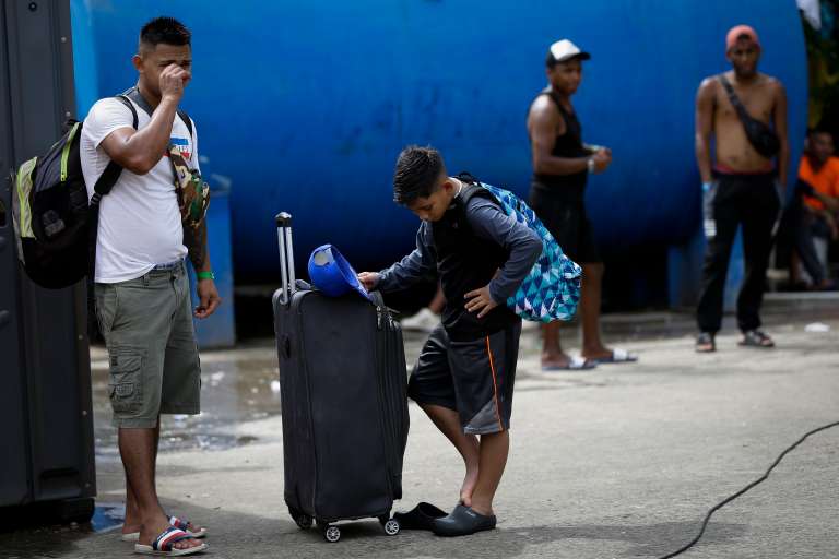 AME1902. CUIDAD DE PANAMÁ (PANAMÁ), 09/11/2022.- Migrantes de origen venezolano esperan hoy, en un refugio temporal para ser enviados a su país de origen, en Ciudad de Panamá (Panamá). Más de 4.000 migrantes irregulares venezolanos han retornado de forma voluntaria a su país desde Panamá en las últimas semanas, gracias sobre todo a donaciones de iglesias y particulares, ya que los viajeros deben costearse el boleto aéreo, afirmaron este miércoles las autoridades. EFE/ Bienvenido Velasco