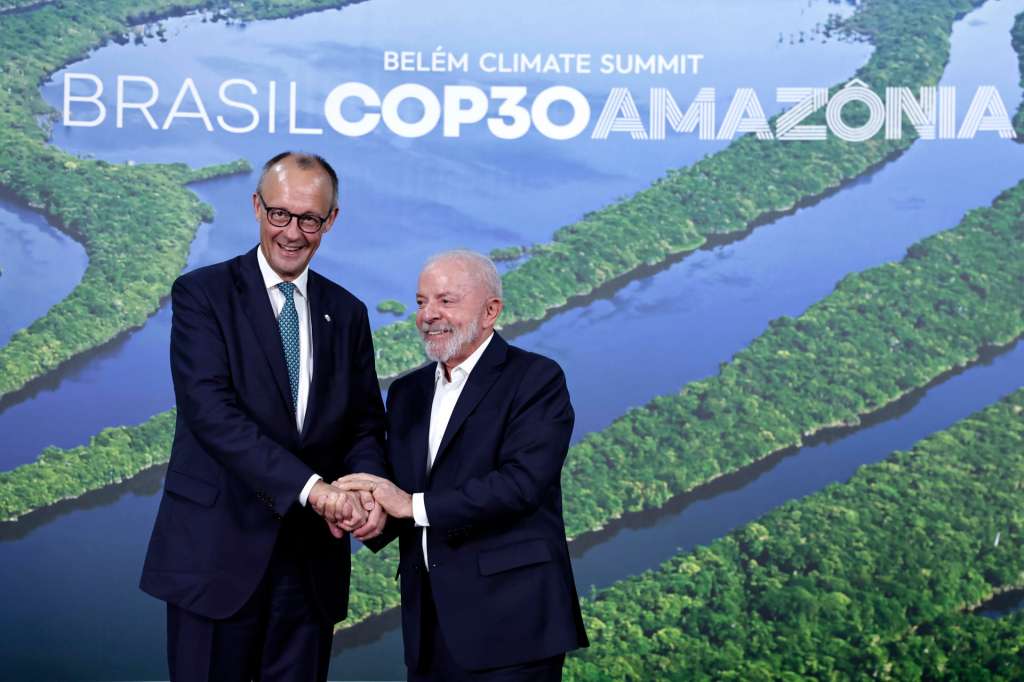 AME6505. BELÉM (BRASIL), 07/11/2025.- El canciller alemán, Friedrich Merz posa junto al presidente de Brasil, Luiz Inácio Lula da Silva (d), este viernes, durante la cumbre de líderes COP30, en Belém (Brasil). Merz planteó que la economía y la salvaguarda del clima deben ir de la mano, pues la economía no es problema, es "la clave para proteger mejor el clima". EFE/ Andre Coelho