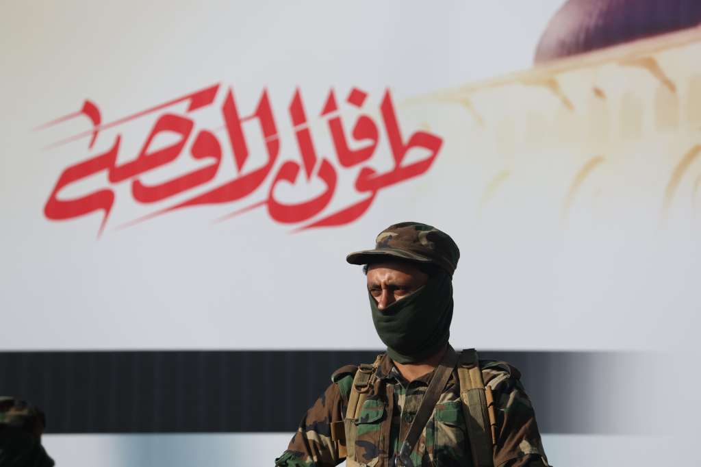 Sana'a (Yemen), 07/10/2024.- A Houthi soldier keeps watch in front of a banner reading 'Al-Aqsa Flood (operation)' during an anti-Israel rally in support of the Palestinian people, in Sana'a, Yemen, 07 October 2024. The day 07 October 2024, marks one year since the Palestinian militant group Hamas launched a surprise attack on Israel, killing 1,200 and abducting over 250, and one year since Israel began its war on Gaza, killing more than 41,000 and destroying the Palestinian enclave. (Protestas) EFE/EPA/YAHYA ARHAB