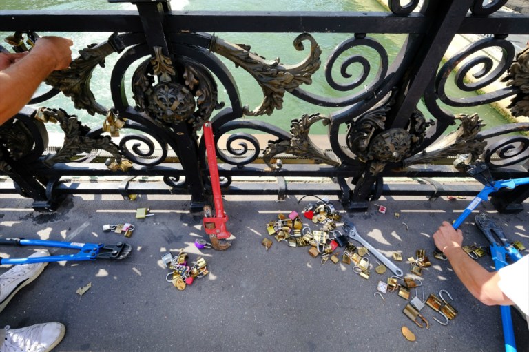 Retiran los "candados del amor" de París