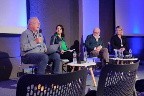 Autores de Ucrania y de fuera, en foro del libro amenazado por misiles rusos