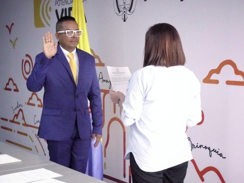 Pese a críticas por falta de experiencia, se posesionó nuevo director de Unidad de Víctimas