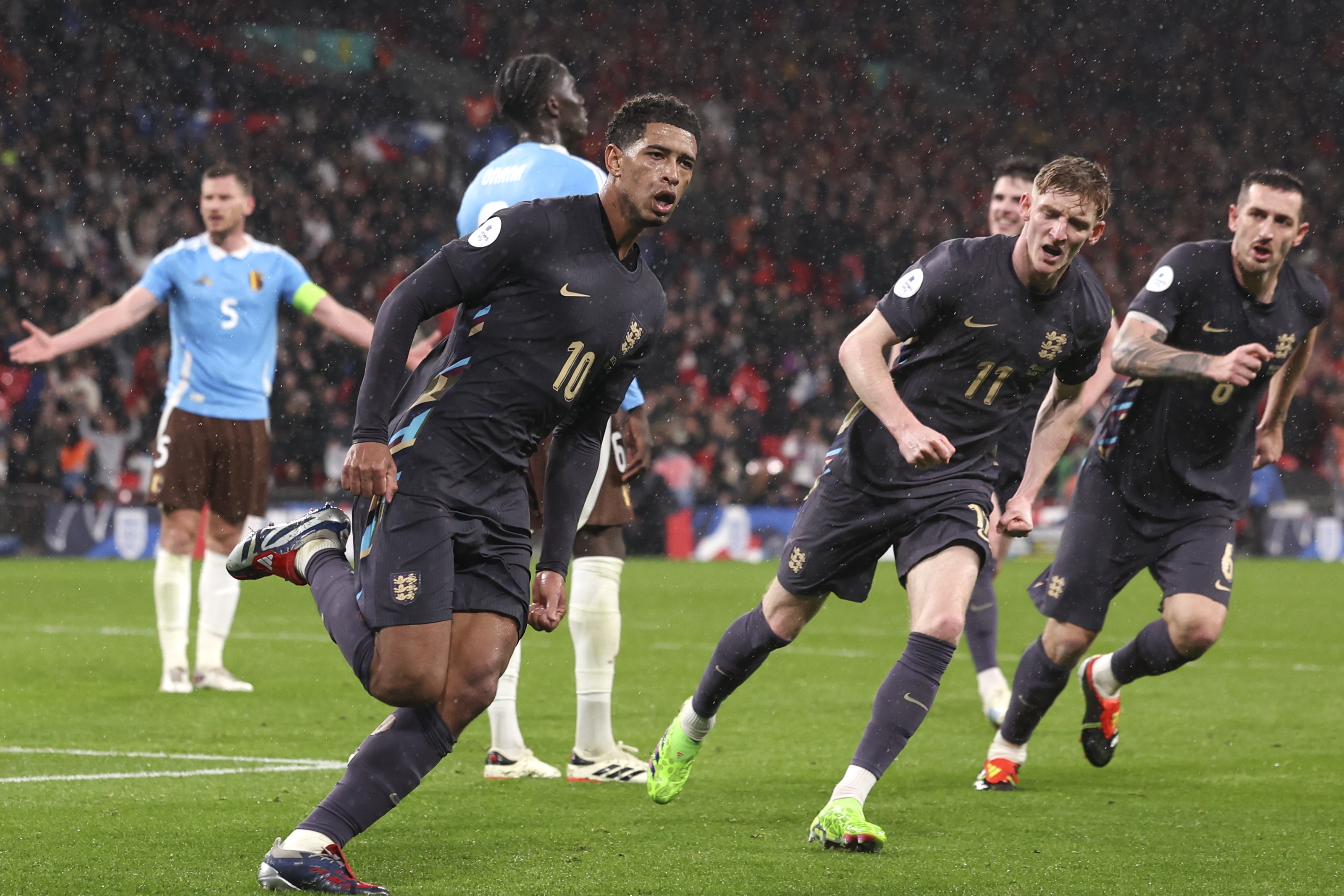London (United Kingdom), 26/03/2024.- Jude Bellingham (front) of England celebrates with teammates after scoring 2-2 equalizing goal during the friendly international soccer match between England and Belgium in London, Britain, 26 March 2024. (Futbol, Amistoso, Bélgica, Reino Unido, Londres) EFE/EPA/ANDY RAIN