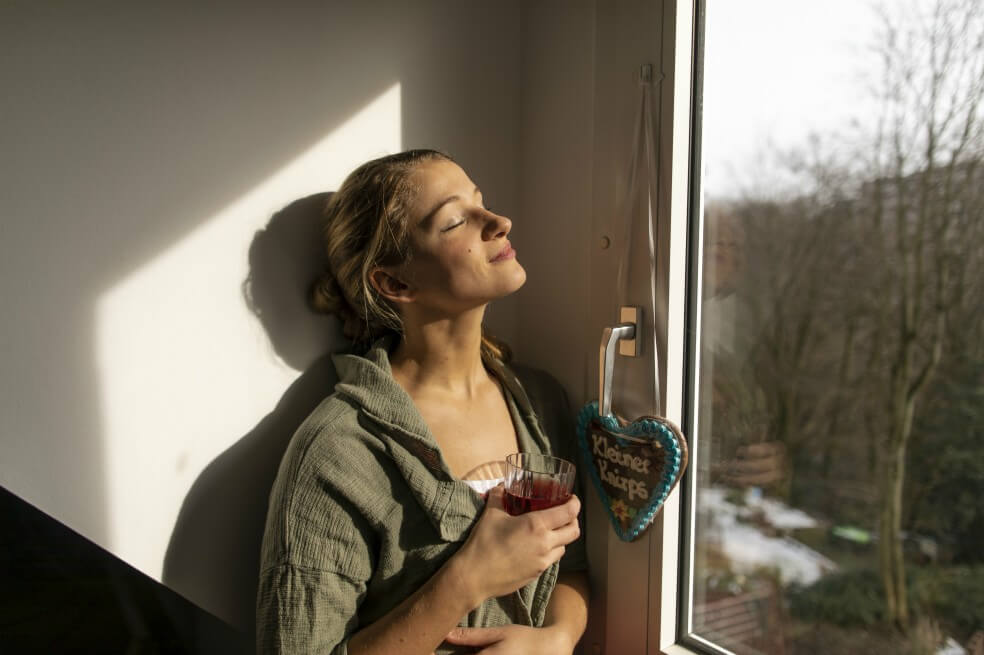 Es importante que el cuerpo reciba la luz del sol, así sea en un patio o por medio de una ventana. / Getty Images