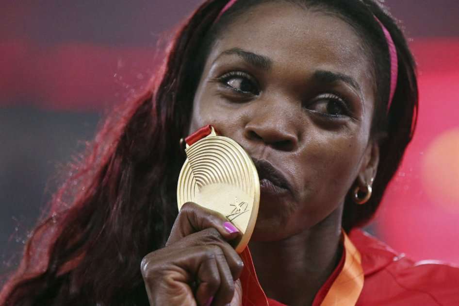 Caterine Ibargüen besa el oro en salto triple en el Mundial de Atletismo. Foto: AFP