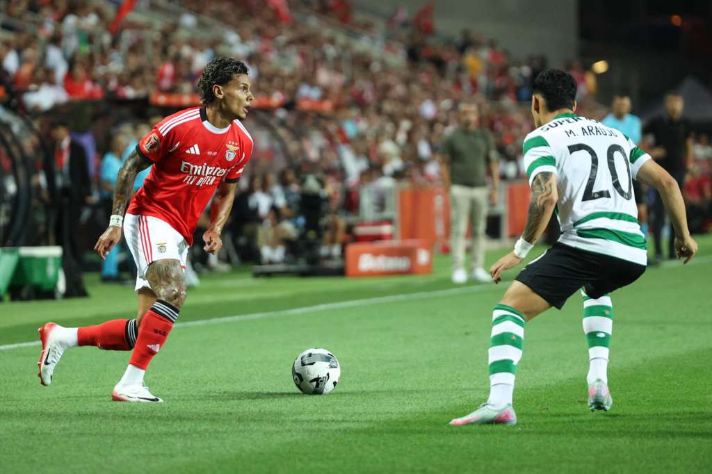 Faro (Portugal), 31/07/2025.- Sporting player Maxi Araujo (R) in action against Benfica player Richard Ríos (L) during the Portuguese Supercup soccer match between Sporting CP and SL Benfica at Algarve Stadium, in Faro, Portugal, 31 July 2025. EFE/EPA/MIGUEL A. LOPES
