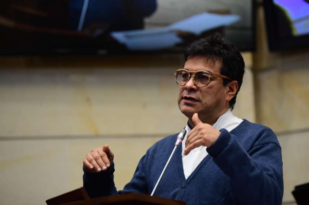 El Alto Comisionado para la Paz, Danilo Rueda Rodríguez, interviene en el debate de control político sobre la implementación del Acuerdo de Paz, el 18 de abril de 2023.