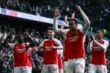 Arsenal gana, resiste y presiona al Manchester City en la Premier League