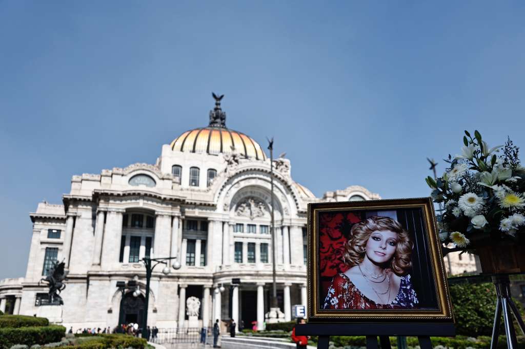 MEX6423. CIUDAD DE MÉXICO (MÉXICO), 30/11/2024.- Una fotografía de la actriz mexicana Silvia Pinal, en la explanada del Palacio de Bellas Artes, durante un homenaje este sábado en Ciudad de México (México). La actriz Silvia Pinal, considerada como la última diva del cine, radio, teatro y televisión mexicana, recibió este sábado un sentido, emotivo y respetuoso homenaje en el Palacio de Bellas Artes de la Ciudad de México, tras su deceso el pasado jueves a los 93 años. EFE/ Sáshenka Gutiérrez