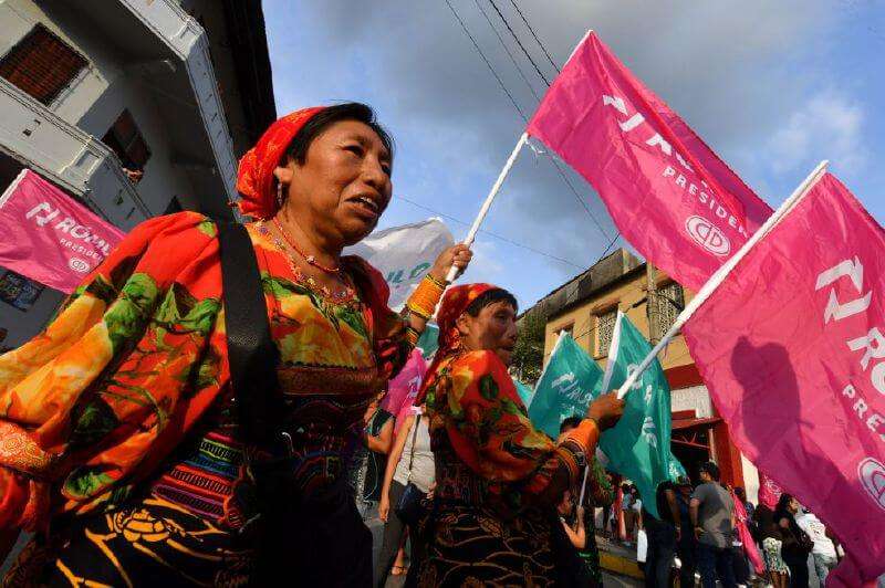 Simpatizantes del candidato Rómulo Roux, del Partido Revolucionario Democrático, durante manifestación. / AFP