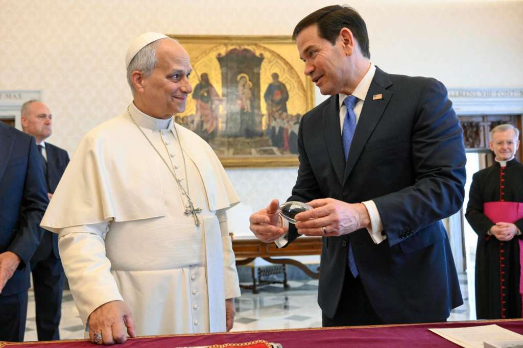 Vatican City (Vatican City State (Holy See)), 07/05/2026.- A handout picture provided by the Vatican Media shows Pope Leo XIV receiving in a private audience US Secretary of State Marco Rubio, in Vatican City, 07 May 2026. (Papa) EFE/EPA/VATICAN MEDIA HANDOUT HANDOUT EDITORIAL USE ONLY/NO SALES