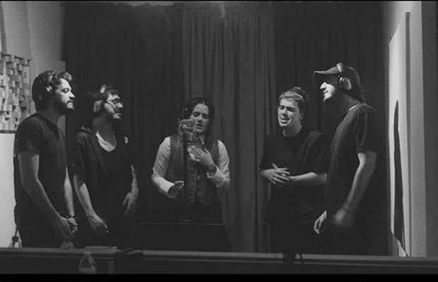 Los integrantes de la banda colombiana Morat junto a Camila Fernández en la interpretación del tema "Debí suponerlo".