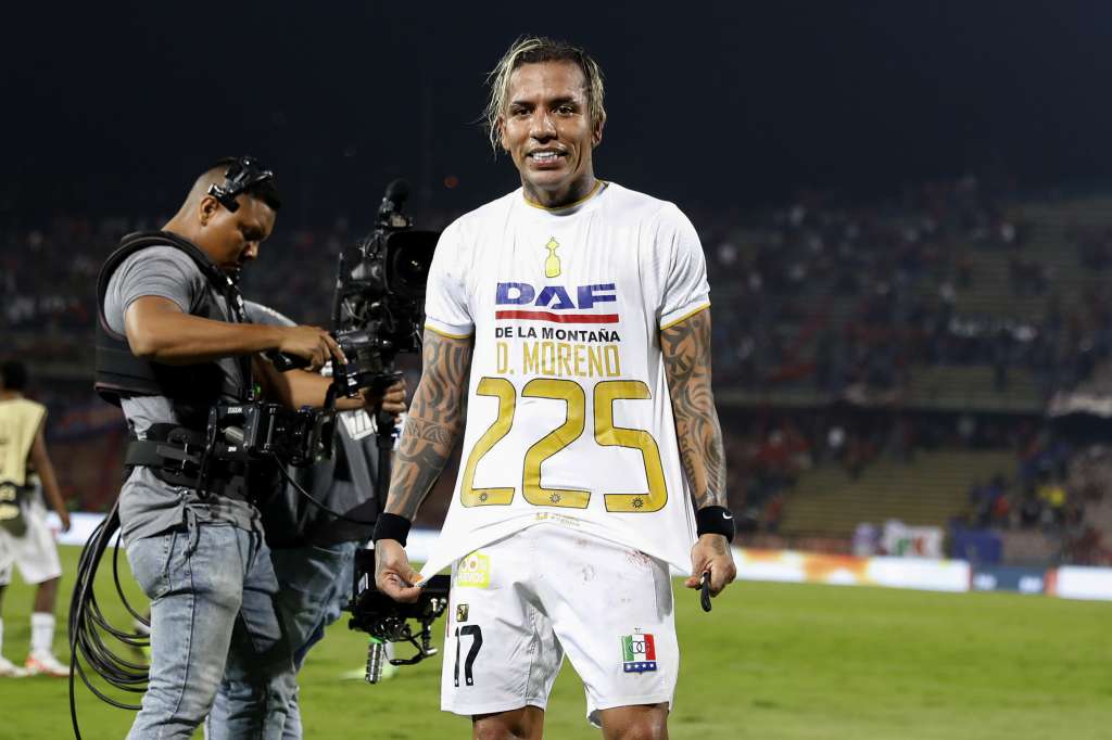 AME9393. MEDELLÍN (COLOMBIA), 16/03/2024.- El delantero Dayro Moreno celebra su gol número 225 en la liga colombiana de fútbol, con lo que se convirtió en el máximo artillero histórico del torneo, este sábado en Medellín (Colombia). A sus 38 años el delantero Dayro Moreno se convirtió este sábado, con 225 dianas, en el máximo goleador histórico de la liga colombiana con el tanto que anotó en el minuto 89 y que supuso el triunfo por 1-2 de su equipo, el Once Caldas, en su visita al Deportivo Independiente Medellín (DIM). EFE/Luis Eduardo Noriega Arboleda