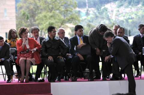 Izando las banderas de la paz