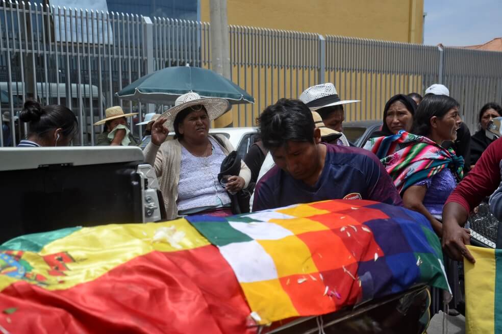 Familiares y conocidos de las víctimas recibieron hoy los ataúdes. / AFP