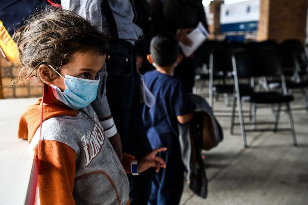 El Departamento de Salud y Servicios Humanos (HHS) tiene actualmente a su cargo a unos 8.800 niños migrantes y la Oficina de Aduanas y Protección Fronteriza (CBP) otros centenares más. Mientras que cada día se producen nuevas llegadas.