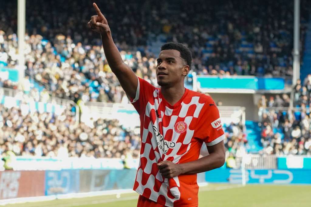 VITORIA (ESPAÑA), 11/01/2025.- El delantero colombiano del Girona, Jhon Solís, celebra el primer gol de su equipo ante el Alavés, durante el partido de LaLiga disputado este sábado en el estadio Mendizorroza de Victoria. EFE/L. Rico