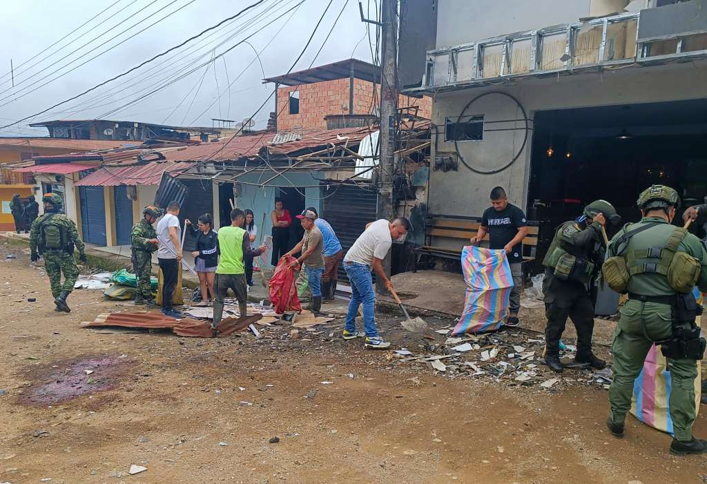 A handout picture released by the Colombian Army Press Office shows soldiers and locals collecting the rubble after an attack with a motorcycle bomb at El Plateado, Argelia municipality, Cauca department, Colombia on November 11, 2024. (Photo by HANDOUT / Colombian army / AFP) / RESTRICTED TO EDITORIAL USE - MANDATORY CREDIT "AFP PHOTO / COLOMBIAN ARMY" - NO MARKETING - NO ADVERTISING CAMPAIGNS - DISTRIBUTED AS A SERVICE TO CLIENTS