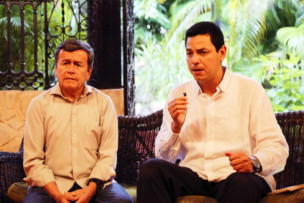 Pablo Beltrán, comandante del Eln, y Luis Fernando Niño, secretario de víctimas, paz y posconflicto de la Gobernación de ese departamento/ Cortesía