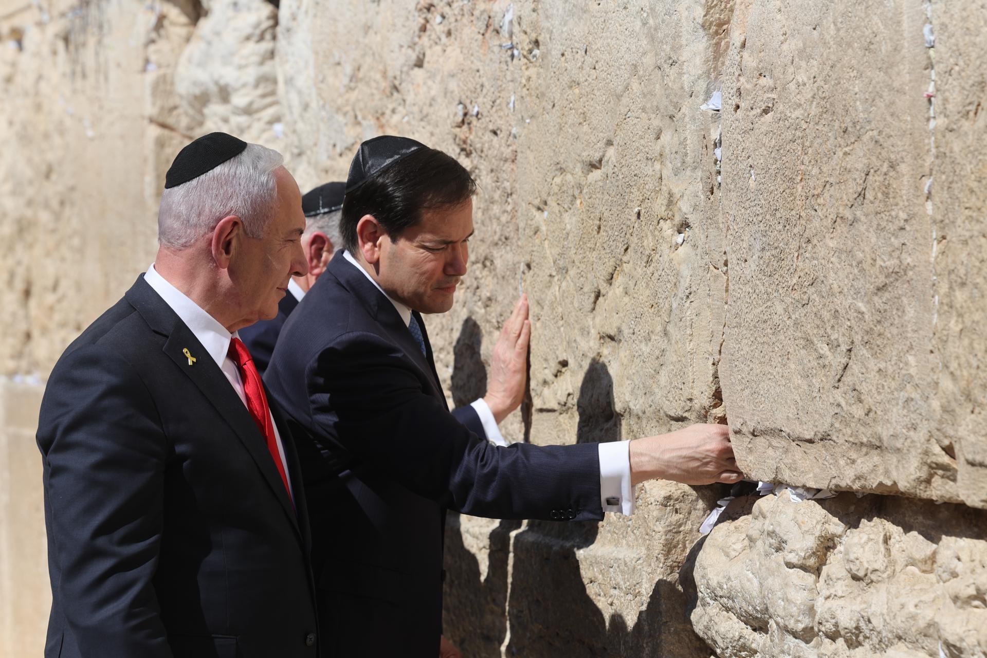 Jerusalem (-), 14/09/2025.- US Secretary of State Marco Rubio (R) and Israeli Prime Minister Benjamin Netanyahu (L) visit the Western Wall in the Old City of Jerusalem, 14 September 2025. Rubio is in Israel amid tensions with US allies in the Middle East over Israel’s strike on Hamas leaders in Qatar and expansion of settlements in the occupied West Bank. (Jerusalén, Catar) EFE/EPA/ABIR SULTAN
