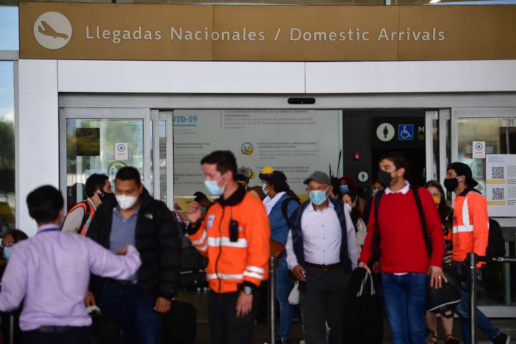 Llegada y salida de pasajeros de esta terminal aérea, durante el segundo pico de la pandemia del Covid-19.