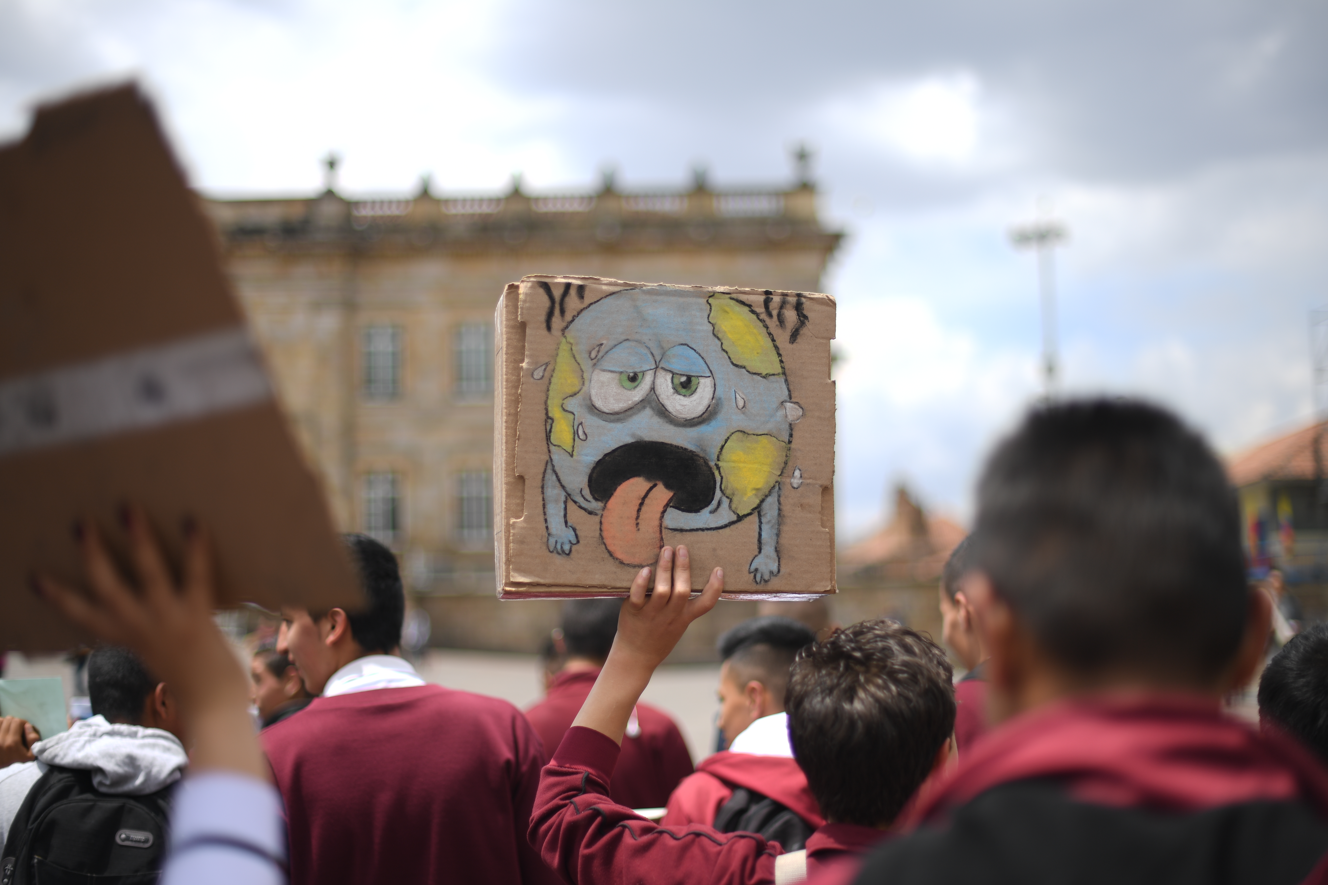 Estudiantes salieron a las calles de la capital, sumándose al movimiento mundial que busca denunciar la inacción de los gobiernos en temas climáticos y solicitando medidas drásticas para reducir la contaminación.
