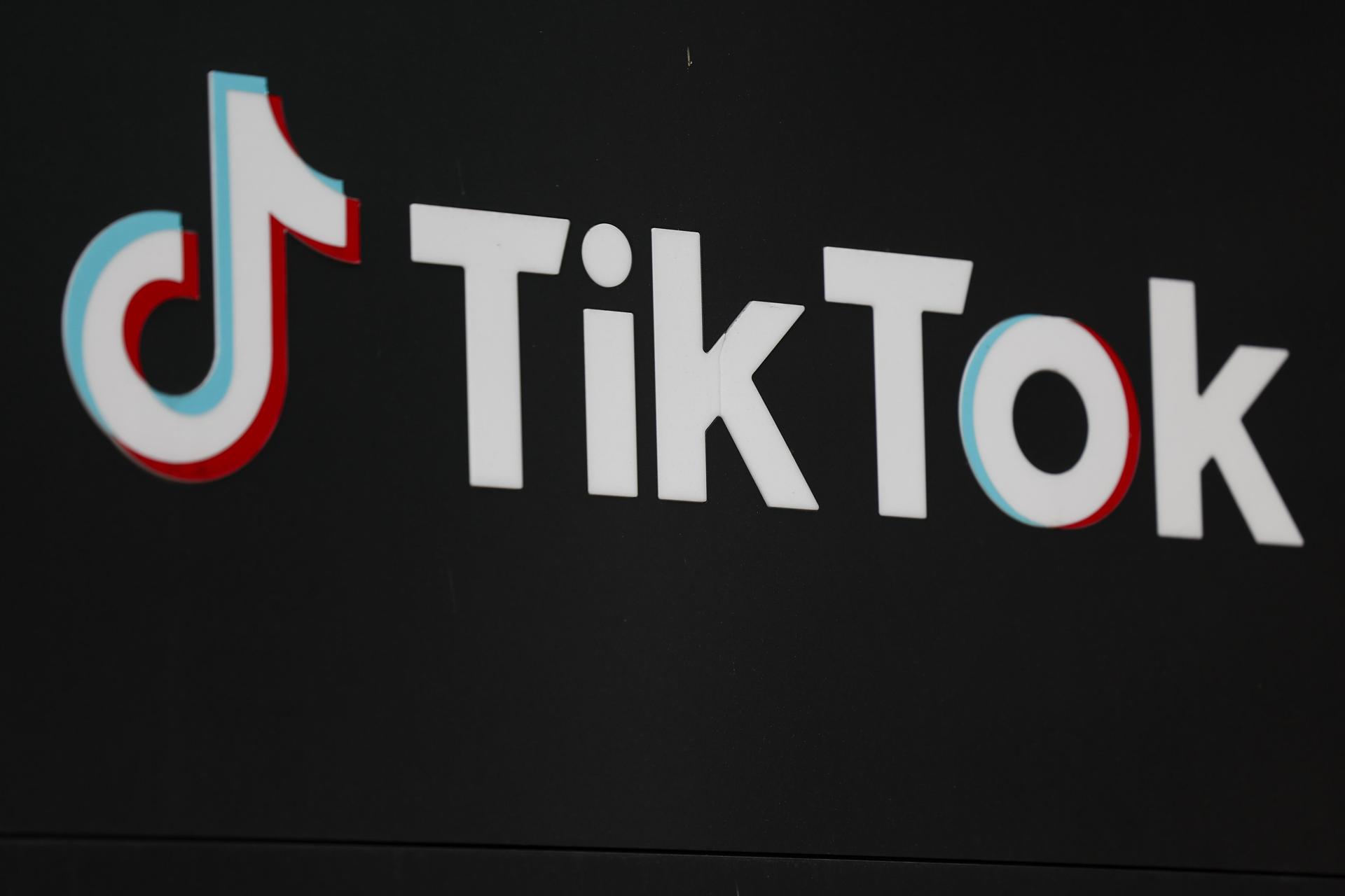 EA5144. BOGOTÁ (COLOMBIA), 18/09/2025.- Fotografía de archivo del 17 de enero de 2025 que muestra el logo de Tik Tok en Los Ángeles (Estados Unidos). Los casi 150 millones de usuarios de TikTok en EE.UU., por cuarta ocasión sonríen de alivio, al menos hasta el 16 de diciembre, después de que este martes el presidente Donald Trump aplazara por tres meses más la ley que prohibiría TikTok en territorio norteamericano, tras el acuerdo alcanzado con China en Madrid. EFE/ EPA/ Caroline Brehman / ARCHIVO