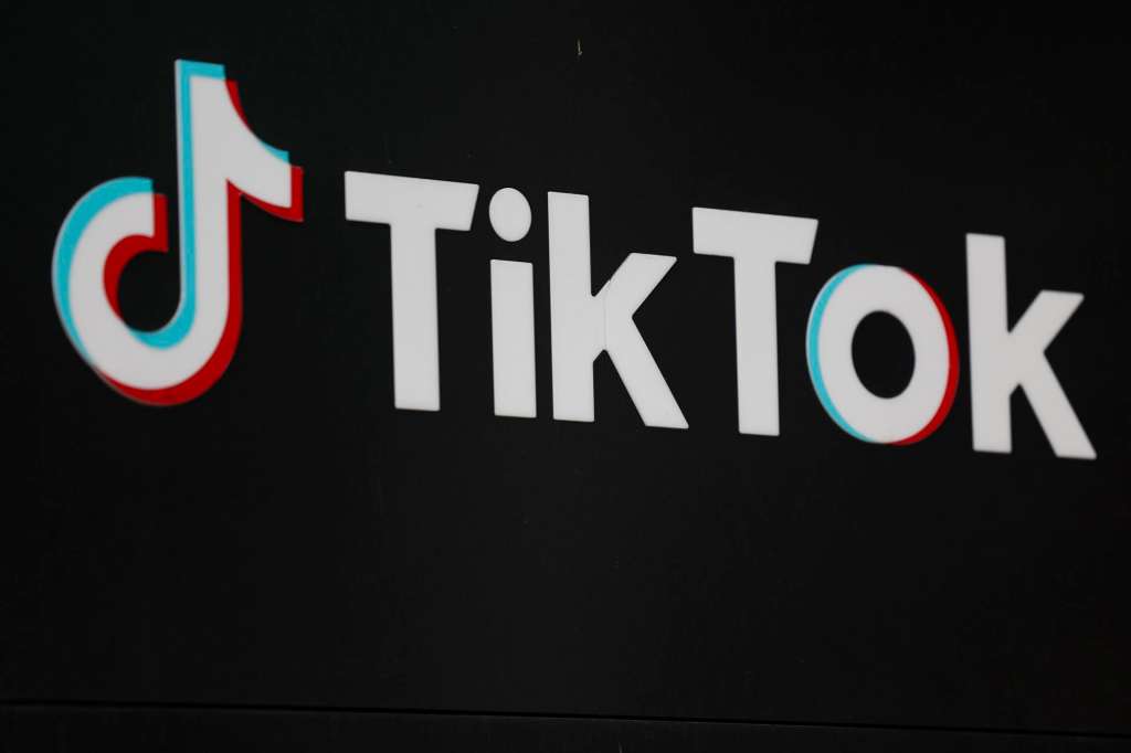 EA5144. BOGOTÁ (COLOMBIA), 18/09/2025.- Fotografía de archivo del 17 de enero de 2025 que muestra el logo de Tik Tok en Los Ángeles (Estados Unidos). Los casi 150 millones de usuarios de TikTok en EE.UU., por cuarta ocasión sonríen de alivio, al menos hasta el 16 de diciembre, después de que este martes el presidente Donald Trump aplazara por tres meses más la ley que prohibiría TikTok en territorio norteamericano, tras el acuerdo alcanzado con China en Madrid. EFE/ EPA/ Caroline Brehman / ARCHIVO