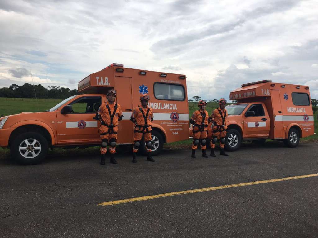 Dos ambulancias junto al equipo médico que salieron hoy para la zona veredal de Mesetas, en el Meta. / Oficina del Alto Comisionado para la Paz