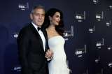Esposa de George Clooney luce su embarazo en los Premios César