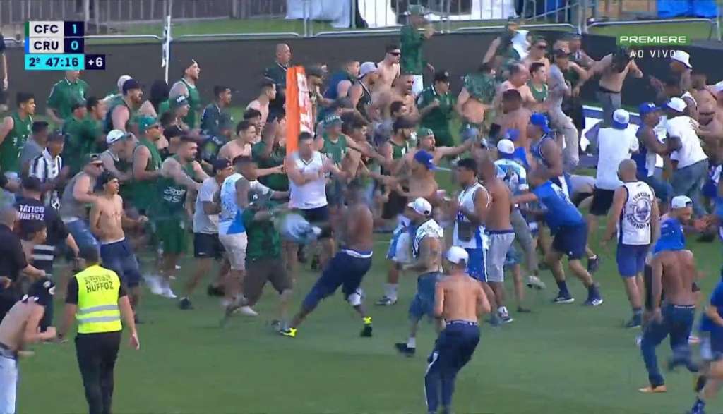 Hinchas de Coritiba y Cruzeiro se enfrentaron en pleno partido del Brasileirao