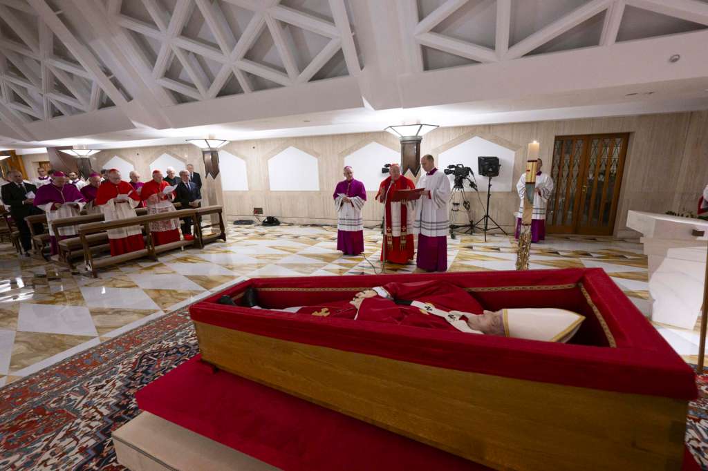 CIUDAD DEL VATICANO, 22/04/2025.- El Vaticano difundió este martes las primeras imágenes del papa Francisco, fallecido este lunes a los 88 años, en el féretro de madera en la capilla de la que fue su residencia, la Casa Santa Marta. El papa descansa sobre un féretro de madera forrado de terciopelo rojo con una casulla purpura y una mitra blanca y en las manos lleva un rosario. EFE/Francesco Sforza/Dicasterio para La Comunicación De La Santa Sede SOLO USO EDITORIAL/SOLO DISPONIBLE PARA ILUSTRAR LA NOTICIA QUE ACOMPAÑA (CRÉDITO OBLIGATORIO)
