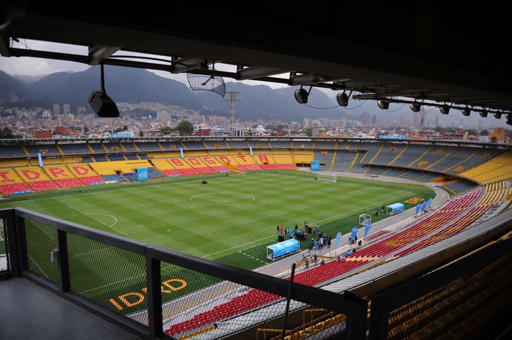 Obras de adecuación y mantenimiento del estadio, grama nueva y silletería.