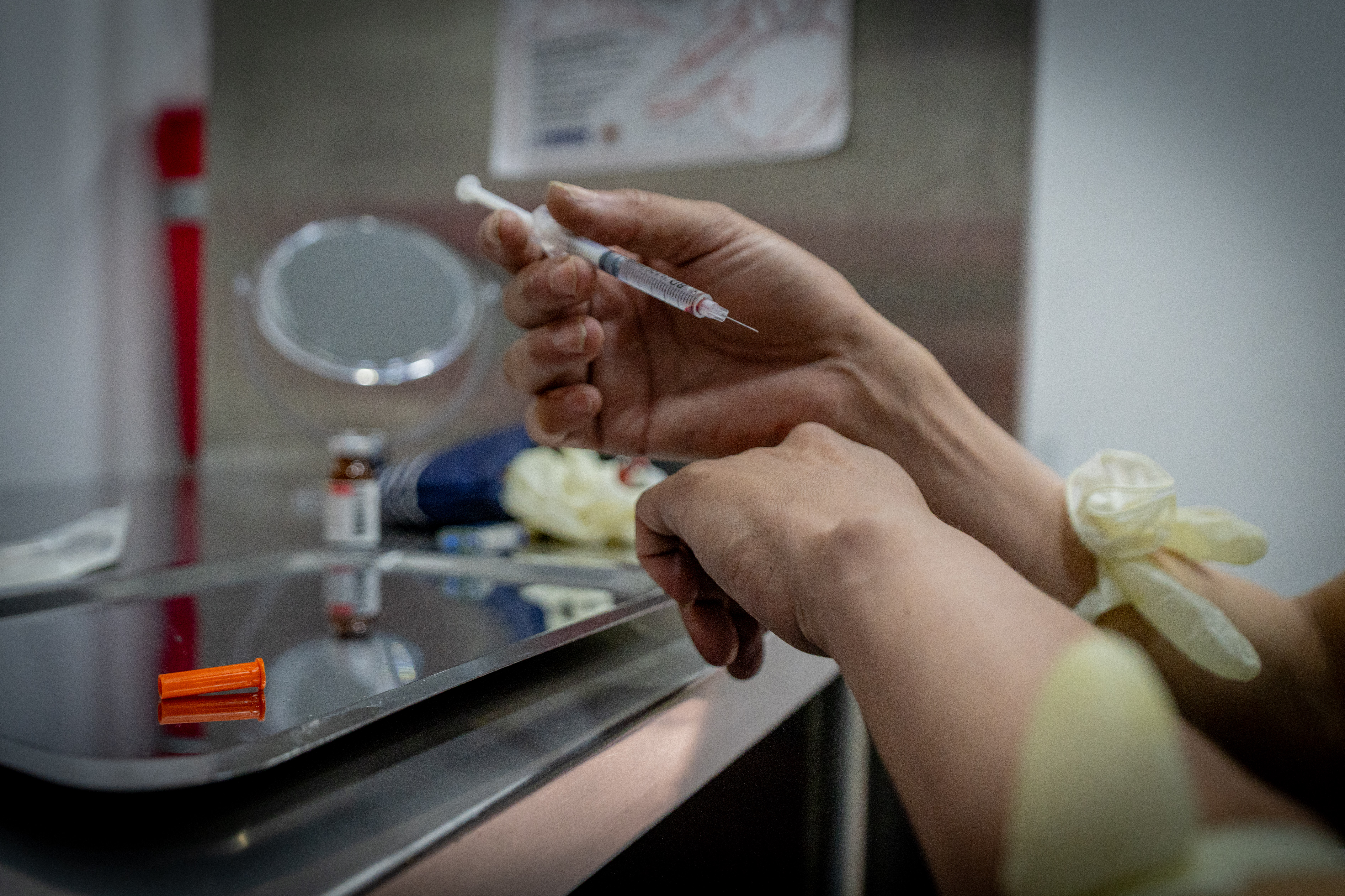 Las personas que se inyectan drogas constituyen el grupo con mayor riesgo de contraer Hepatitis C y están entre los colectivos más susceptibles de tener VIH. De acuerdo con el Instituto Nacional sobre el Abuso de Drogas de Estados Unidos, cada usuario con hepatitis podría contagiar potencialmente a otros 20.