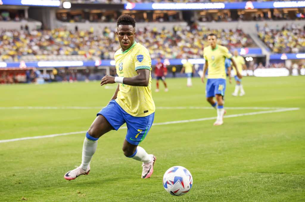 Inglewood (United States), 25/06/2024.- Brazil forward Vinicius Junior fields the ball during the second half of the CONMEBOL Copa America 2024 group D soccer match between Brazil and Costa Rica, in Inglewood, California, USA, 24 June 2024. (Brasil) EFE/EPA/CAROLINE BREHMAN