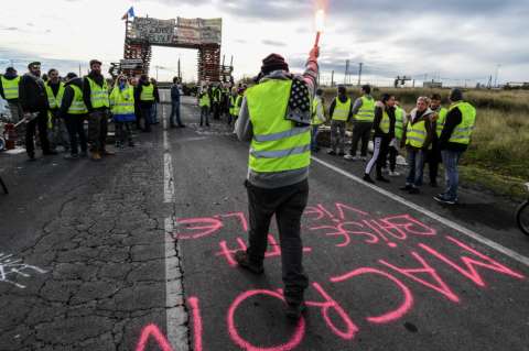 Fuertes disturbios en París en primer aniversario de los chalecos amarillos