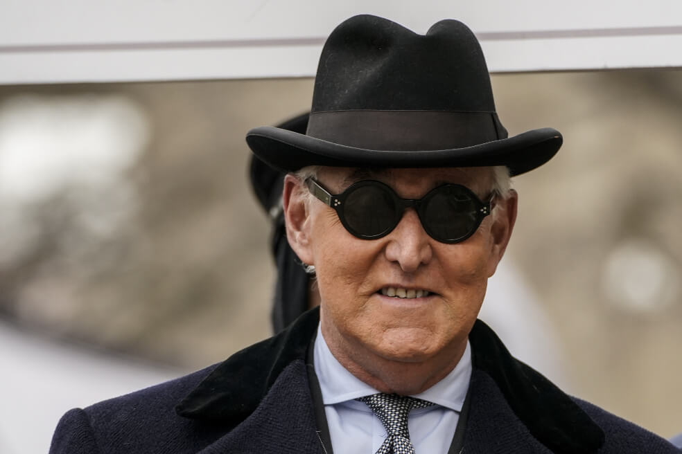 Roger Stone, exasesor de Donald Trump, condenado a tres años de prisión por obstruir una investigación. / AFP