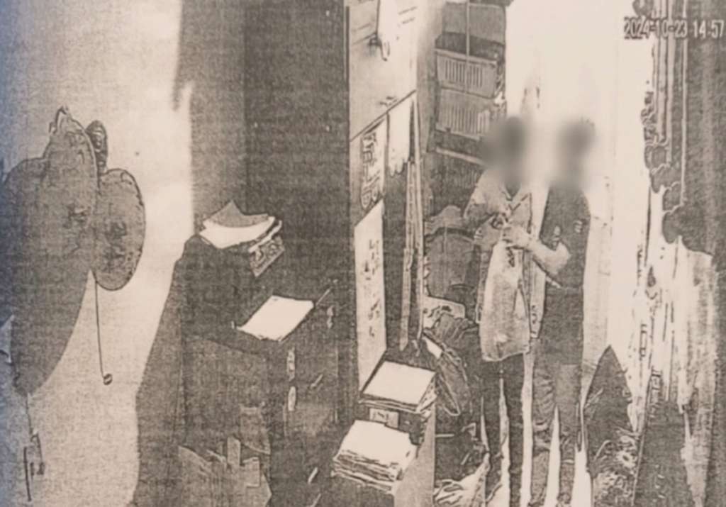 Imagen del expediente de la Fiscalía en la que registra la toma de la cámara cuando la persona investigada entrega el paquete que va a enviar a México en la empresa de paquetería.